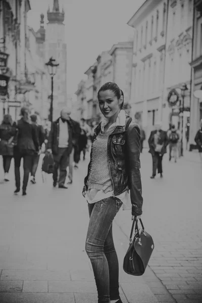 Hermosa chica viajando en la antigua ciudad — Foto de Stock