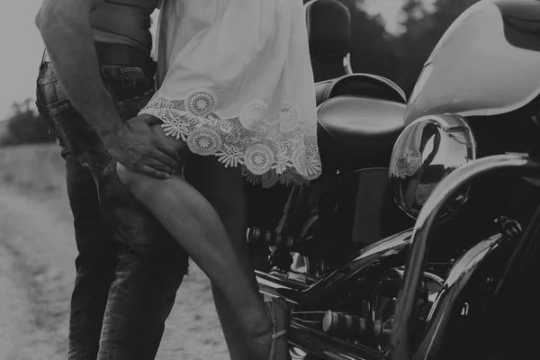 Genç bir çift tarlada