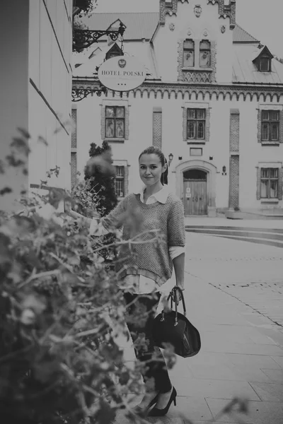 Menina bonita viajando na cidade antiga — Fotografia de Stock