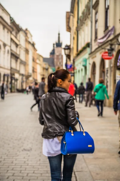 Bella ragazza che viaggia nella città antica — Foto Stock