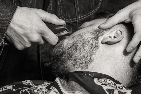 Homens de corte de cabelo Barbearia. Cabeleireiros masculinos; barbeiros. Barbeiro corta cliente com tesoura . — Fotografia de Stock