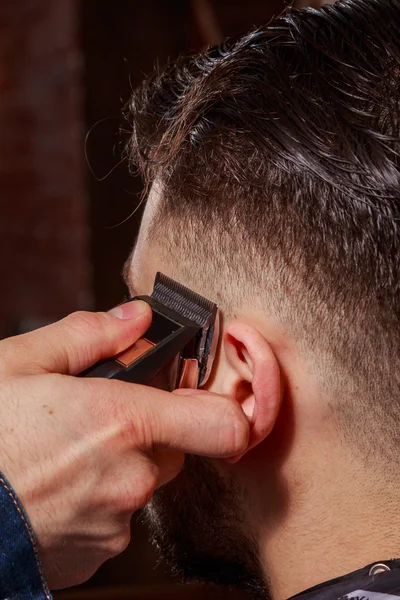 Homens de corte de cabelo Barbearia. Cabeleireiros masculinos; barbeiros. Barbeiro corta a máquina do cliente para cortes de cabelo . — Fotografia de Stock