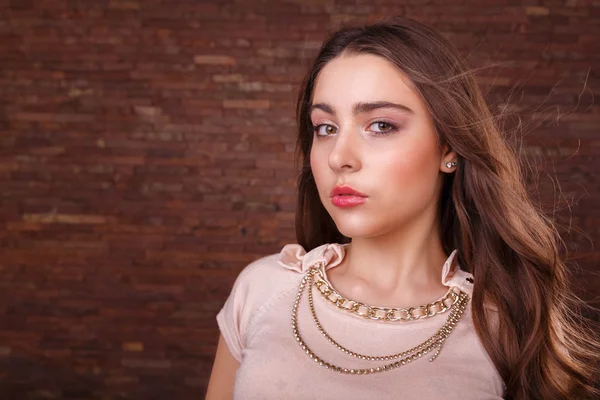 Ein Mädchen in einem kurzen Rock auf hellem Hintergrund. schöne junge Frau. schönes professionelles Make-up. — Stockfoto