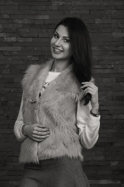 Elegante ragazza in camicetta bianca, foto in bianco e nero — Foto Stock