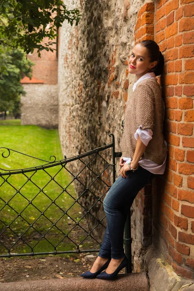 Hermosa chica viajando en la antigua ciudad — Foto de Stock