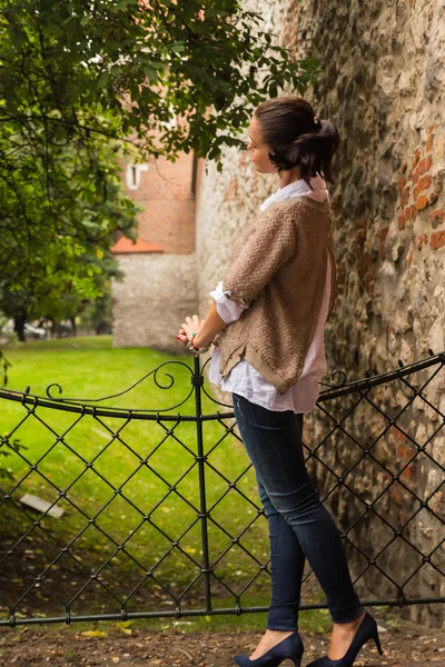 Hermosa chica viajando en la antigua ciudad — Foto de Stock