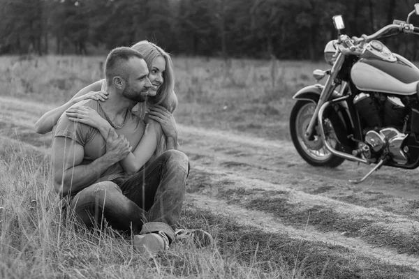 Jovem casal em um campo — Fotografia de Stock