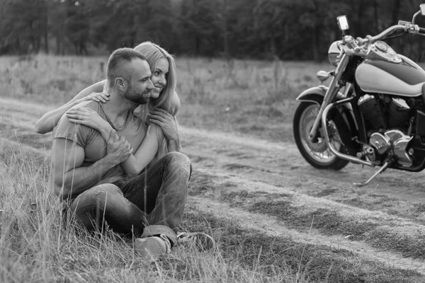 Jovem casal em um campo — Fotografia de Stock