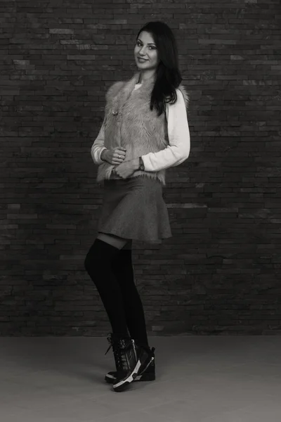 Zarif kız beyaz bluz, siyah-beyaz fotoğraf — Stok fotoğraf