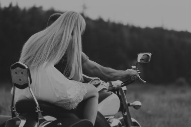 Genç bir çift tarlada