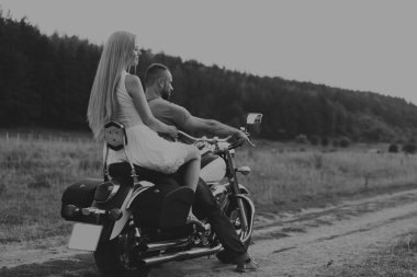 Genç bir çift tarlada