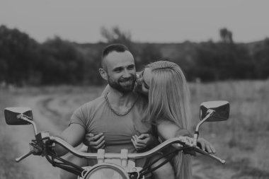 Genç bir çift tarlada