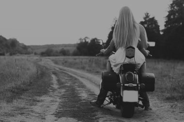 Genç bir çift tarlada