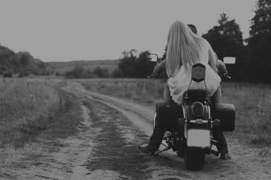 Genç bir çift tarlada