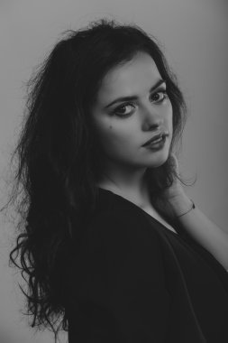 Kırmızı ve siyah elbiseli güzel esmer