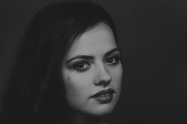 Kırmızı ve siyah elbiseli güzel esmer