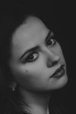 Kırmızı ve siyah elbiseli güzel esmer