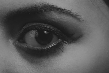 Büyük profesyonel makyaj gözleri. Glitter, göz farı, fosforlu kalem, göz kalemi. Kız yakın çekim göz.