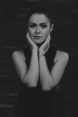 Kırmızı ve siyah elbiseli güzel esmer