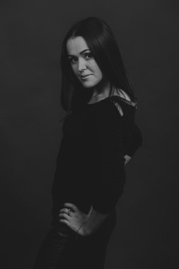 Kırmızı ve siyah elbiseli güzel esmer