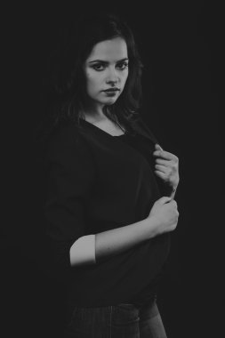 Kırmızı ve siyah elbiseli güzel esmer