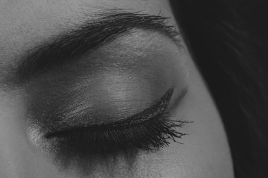 Büyük profesyonel makyaj gözleri. Glitter, göz farı, fosforlu kalem, göz kalemi. Kız yakın çekim göz.