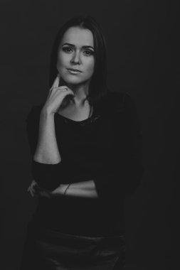 Kırmızı ve siyah elbiseli güzel esmer