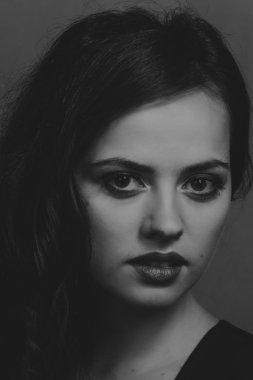 Kırmızı ve siyah elbiseli güzel esmer