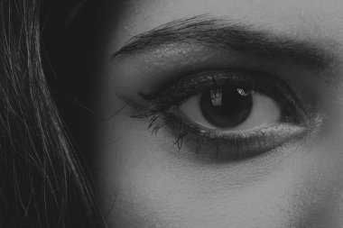 Büyük profesyonel makyaj gözleri. Glitter, göz farı, fosforlu kalem, göz kalemi. Kız yakın çekim göz.