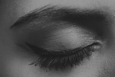 Büyük profesyonel makyaj gözleri. Glitter, göz farı, fosforlu kalem, göz kalemi. Kız yakın çekim göz.