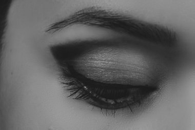 Büyük profesyonel makyaj gözleri. Glitter, göz farı, fosforlu kalem, göz kalemi. Kız yakın çekim göz.