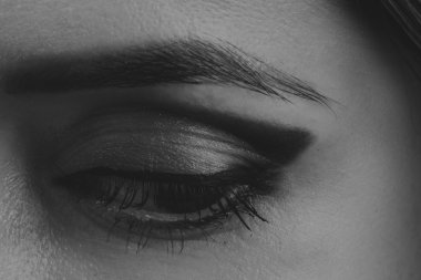 Büyük profesyonel makyaj gözleri. Glitter, göz farı, fosforlu kalem, göz kalemi. Kız yakın çekim göz.