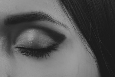 Büyük profesyonel makyaj gözleri. Glitter, göz farı, fosforlu kalem, göz kalemi. Kız yakın çekim göz.