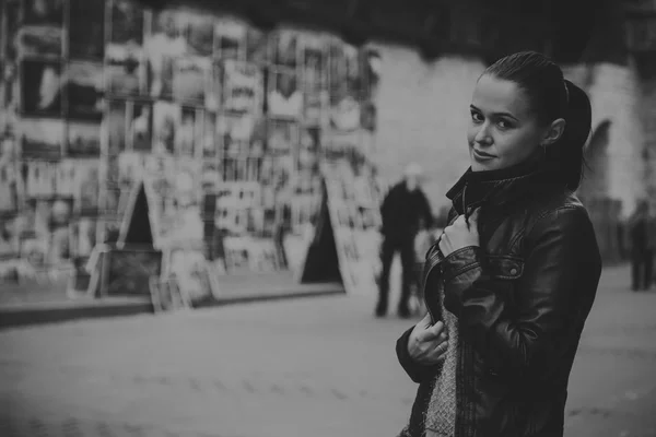 Beautiful girl traveling in the ancient town — Stock Photo, Image