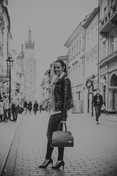 고 대 도시에 여행 하는 아름 다운 여자 — 스톡 사진