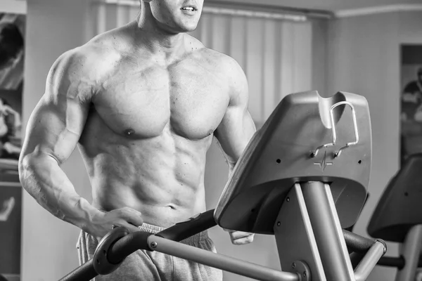 Un uomo molto forte è impegnato in palestra — Foto Stock