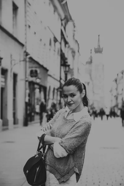 Hermosa chica viajando en la antigua ciudad — Foto de Stock