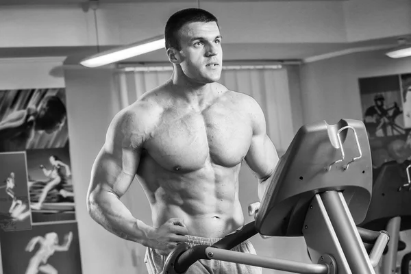 Ein sehr starker Mann engagiert sich im Fitnessstudio — Stockfoto