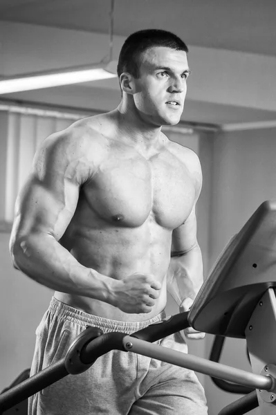 Ein sehr starker Mann engagiert sich im Fitnessstudio — Stockfoto