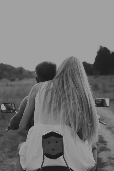 Young couple in a field — Stock Photo, Image