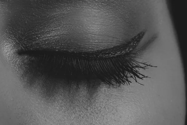 Büyük profesyonel makyaj gözleri. Glitter, göz farı, fosforlu kalem, göz kalemi. Kız yakın çekim göz.