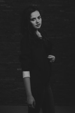 Kırmızı ve siyah elbiseli güzel esmer