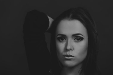 Kırmızı ve siyah elbiseli güzel esmer