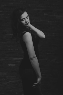 Kırmızı ve siyah elbiseli güzel esmer