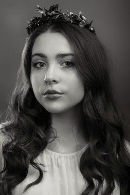 Hafif bir arka plan üzerinde kısa bir etek bir kız. Güzel ve genç birbayan. Güzel profesyonel makyaj.