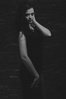 Kırmızı ve siyah elbiseli güzel esmer