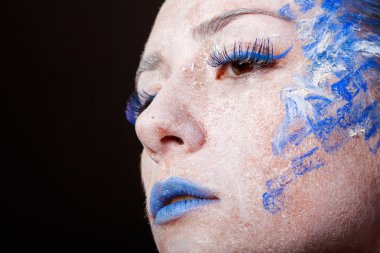 Mavi ve beyaz renklerde yaratıcı, parlak makyaj