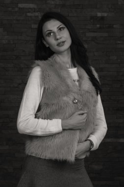 Karanlık bir arka plan üzerinde şık elbiseli bir kız ben güzel esmer güzel romantik görüntüsü. Profesyonel makyaj ve Takı Tasarım. Moda dergileri, afiş ve Web siteleri için fotoğraf.