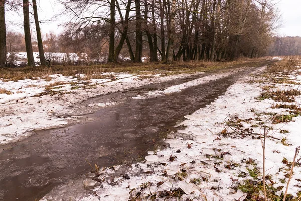 Hermoso paisaje con carretera de invierno — Foto de Stock