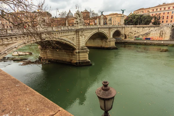 Roma - 12 Ocak: Roma, İtalya için 12 Ocak 2016 Tiber Nehri'nin güzel görünüm.